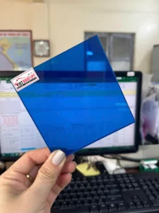 Tấm nhựa Polycarbonate màu trong xanh hồ